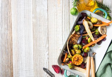 Tepside renkli ızgara ve kızarmış sebzeler..