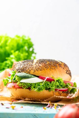 Bahar sebzeli taze simit. Sağlıklı Kahvaltı Fikri.