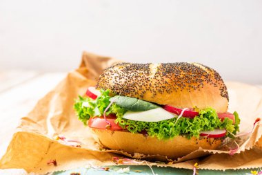 Bahar sebzeli taze simit. Sağlıklı Kahvaltı Fikri.