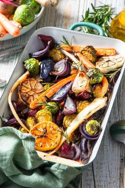 色彩艳丽的烤蔬菜和烤蔬菜盘 — 图库照片