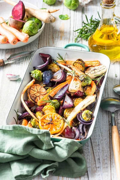 蔬菜和香草混合烤 健康简单的烧烤食物 — 图库照片