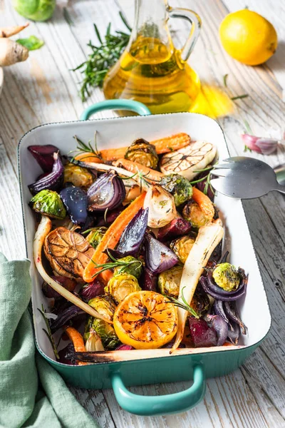用香草烤和烤根茎蔬菜 健康的简单食物 — 图库照片