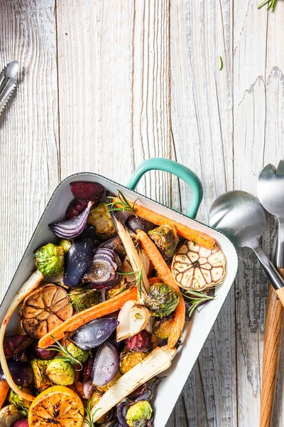 Roasted Root Vegetables Herbs Wooden Table — Foto de Stock