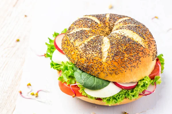 Bahar mevsimlik Sebzelerle Kahvaltı.