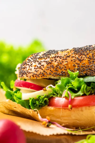 Bahar sebzeli taze simit. Sağlıklı Kahvaltı Fikri.