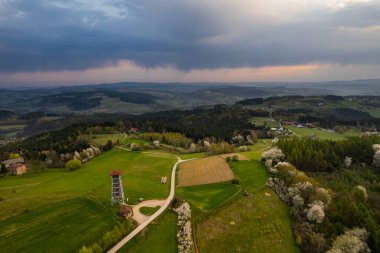 Spring Sunrise 'da Polonya' nın daha küçük bölgelerinde gözcü kulesi.