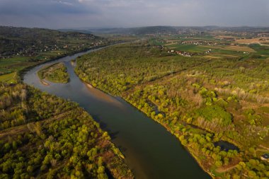 Bahar sabahı Polonya 'nın Dunajec Nehri' nde. Hava Aracı Görünümü.