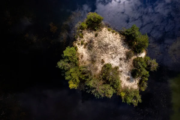 Mała Wyspa Nad Jeziorem Widok Drona Lotniczego — Zdjęcie stockowe