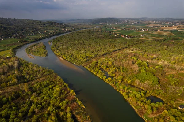 Bahar sabahı Polonya 'nın Dunajec Nehri' nde. Hava Aracı Görünümü.