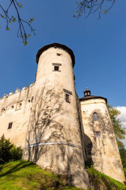 Pieniny Dağları 'ndaki Czorsztyn Gölü' ndeki Niedzica Şatosu, İlkbaharda Polonya.