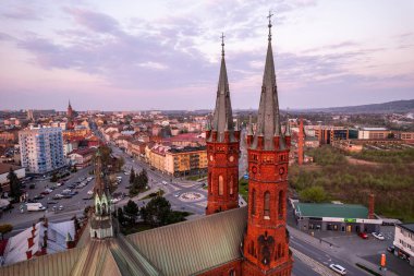 Tarnow 'da günbatımı. Kilise kulelerine bakın. Drone Hava Fotoğrafı.