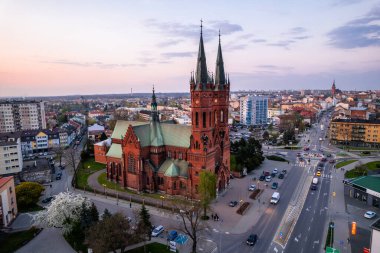 Tarnow, Polonya 'daki Kutsal Aile Katedrali Kilisesi. Şehrin Skyline 'ı Alacakaranlık' ta aydınlandı. Yukarıdan Şehir ve Mimari.