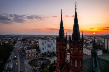 Tarnow 'da günbatımı. Kilise kulelerine bakın. Drone Hava Fotoğrafı.