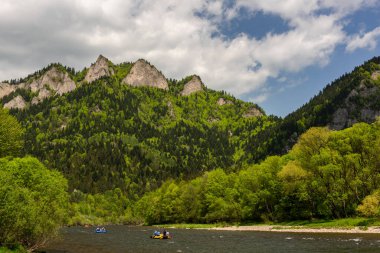 Polonya ve Slovakya 'daki Dunajec Nehri ve Pieniny Dağları.