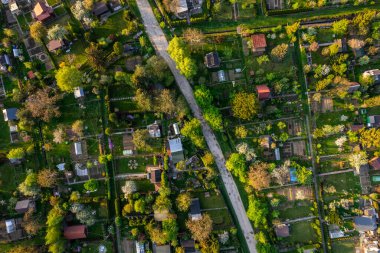 Baharda Kentsel Arazi Bahçeleri. Tarnow Polonya 'daki şehir manzarası. Drone Görünümü.