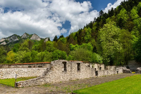 Slovakya 'daki Kızıl Manastır. Pieniny Dağları Mimari ve Simgeleri.