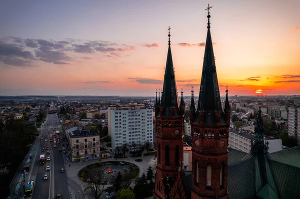 Tarnow 'da günbatımı. Kilise kulelerine bakın. Drone Hava Fotoğrafı.