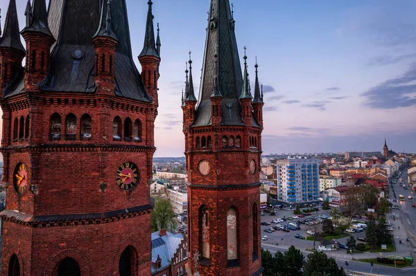 Tarnow 'da günbatımı. Kilise kulelerine bakın. Drone Hava Fotoğrafı.