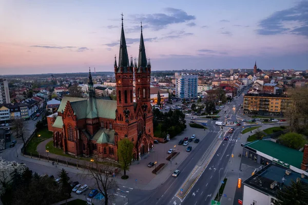 Tarnow 'da günbatımı. Kilise kulelerine bakın. Drone Hava Fotoğrafı.