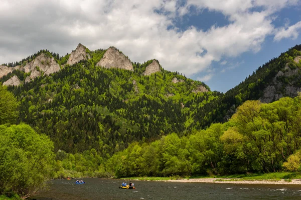 Polonya ve Slovakya 'daki Dunajec Nehri ve Pieniny Dağları.