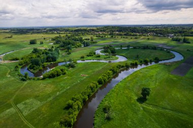 Curvy River Virajları. Nida Polonya 'da. Hava Aracı Görünümü.