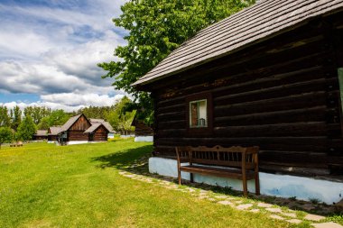 Slovak Cumhuriyeti Stara Lubovna Kalesi 'nde Açık Hava Köyü Müzesi. Ahşap Geleneksel Evler.