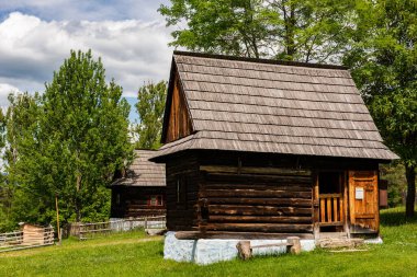 Skansen, yazın Slovakya 'daki Sara Lubovna Kalesi yakınlarındaki ahşap köy evleriyle.