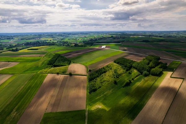 农村园林景观中的多彩的郁郁葱葱的农田 空中无人机视图 波兰农场 — 图库照片