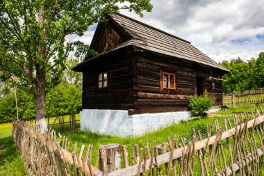 Skansen, yazın Slovakya 'daki Sara Lubovna Kalesi yakınlarındaki ahşap köy evleriyle.