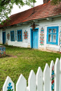 ZALIPIE, POLAND - 30 HAZİRAN 2022: Renkli Köy - Polonya 'nın Zalipie kentinde geleneksel çiçek işleme güdüsüne sahip renkli evleri olan miras parkı.