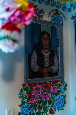 ZALIPIE, POLAND - 30 Temmuz 2022: Renkli Köy İçişleri - Polonya 'nın Zalipie kentinde geleneksel çiçek amaçlı renkli evleri olan miras parkı.