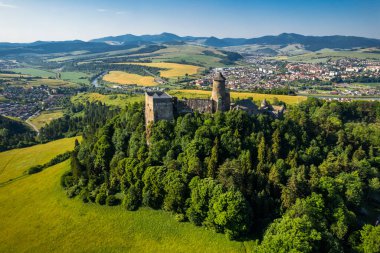 Slovakya 'daki Stara Lubovna Ortaçağ Şatosu ve Landmark, Drone View.
