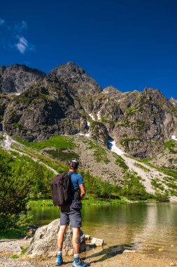 Tatra dağlarındaki Alp Gölü 'ndeki maceracı adam..