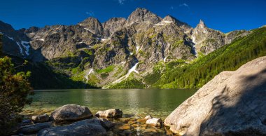 Morskie Oko 'nun panoramik görüntüsü veya Polonya Tatra dağlarındaki Deniz Gölü' nün Gözü.