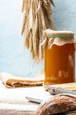 miel en frasco sobre fondo de madera.