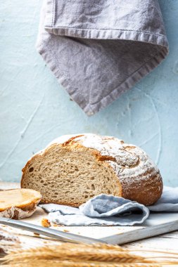 Bir somun taze ev yapımı ekmek.