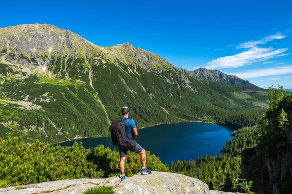 Hombre Parado Roca Mirando Lago Las Montañas — Foto de Stock