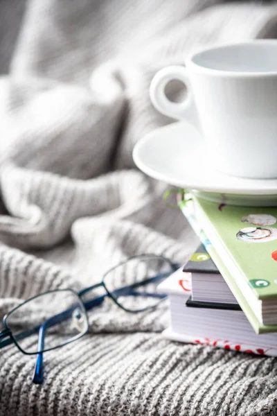 Lesen Auf Dem Sofa Entspannen Bei Einer Tasse Tee Und — Stockfoto