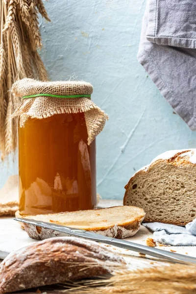 Naturlig Honung Burk Och Limpa Hembakat Bröd — Stockfoto