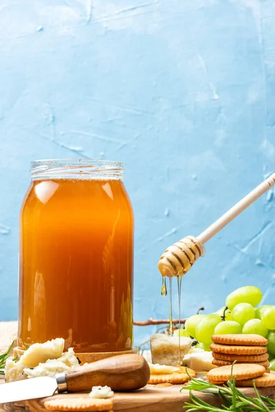 Honung Burk Med Frukt Ostbricka Och Kex — Stockfoto