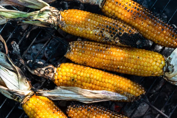 Kolby Kukurydzy Prażone Gorącym Węglu — Zdjęcie stockowe