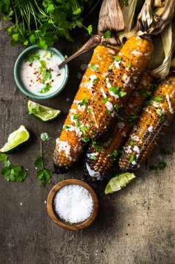 Piknikte taze bitkilerle ızgara mısır koçanı, limon, bira servis ediyorum..