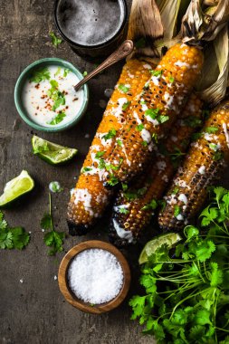 Piknikte taze bitkilerle ızgara mısır koçanı, limon, bira servis ediyorum..