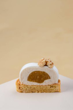 Pastane tatlısı. Tek parça zanaatkar keki. Yüksek detaylı stüdyo fotoğrafı. Boşluk arkaplanı kopyala.