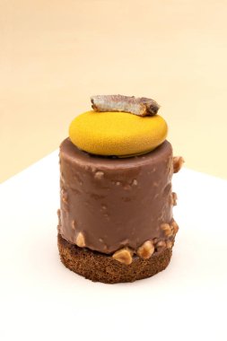 Pastane tatlısı. Tek parça zanaatkar keki. Yüksek detaylı stüdyo fotoğrafı. Boşluk arkaplanı kopyala.