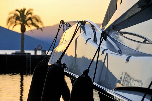 Sunset palm and yacht — Stock Photo, Image