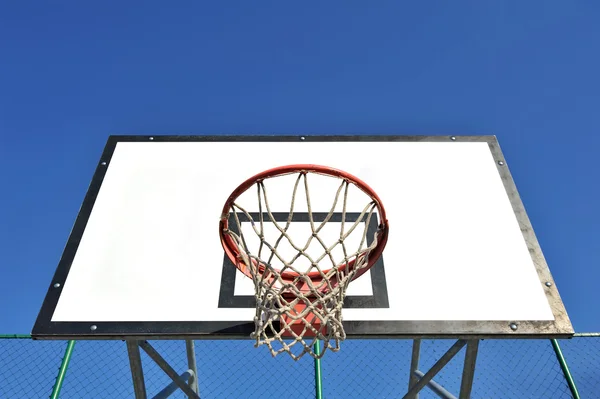 Açık mavi gökyüzü karşı Basketbol çember — Stok fotoğraf