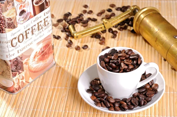 Schwarzer Kaffee, eine Tasse Bohnen — Stockfoto