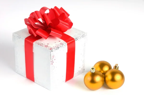 Boîte cadeau et boules de Noël — Photo