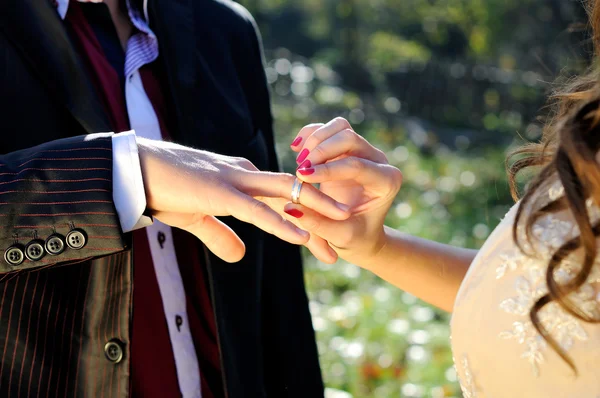 Ela colocando anel de casamento no seu — Fotografia de Stock